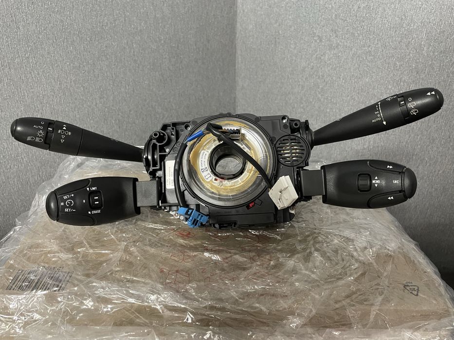 Підрульовий перемикач Peugeot 3008  5008.