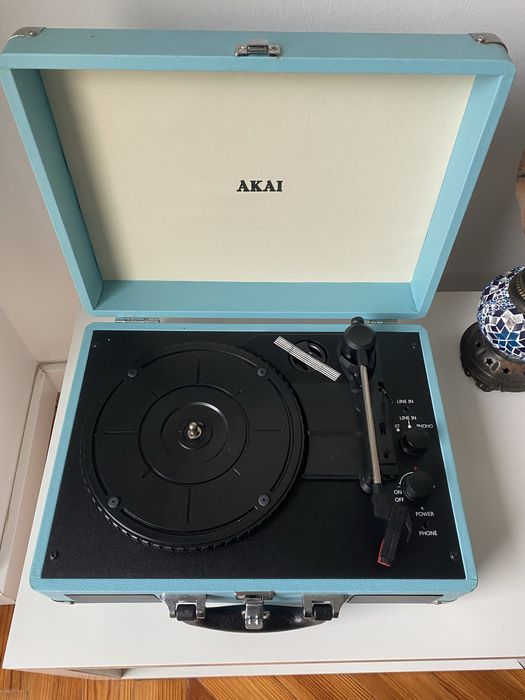 Gira-discos Akai portátil