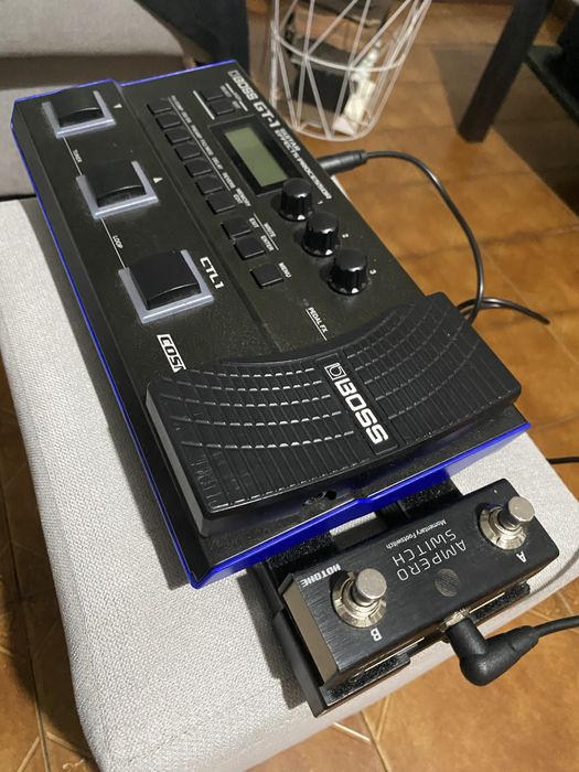 Pedaleira BOSS GT1 + Foot switch + Bag