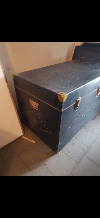 2 trunks, 1 travel suitcase, €6064739771679619122