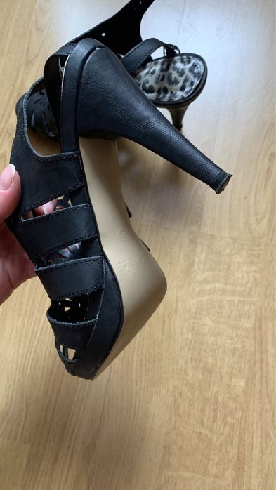 Sandały na obcasie 37