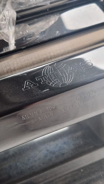 На кухню. Делает домашние  макароны. Тесто.