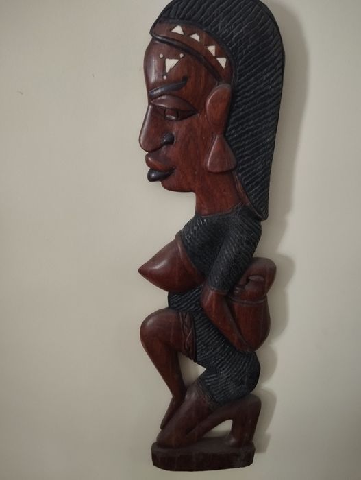 Estatueta de madeira