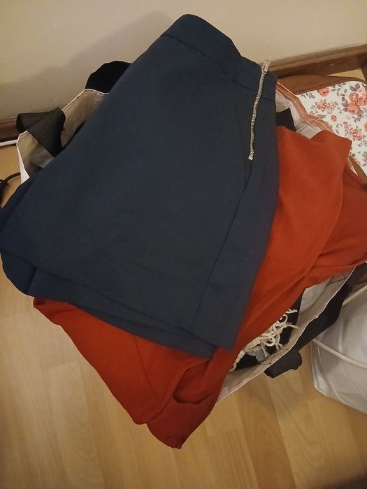 Saco com muitas peças de roupa S e XS de menina