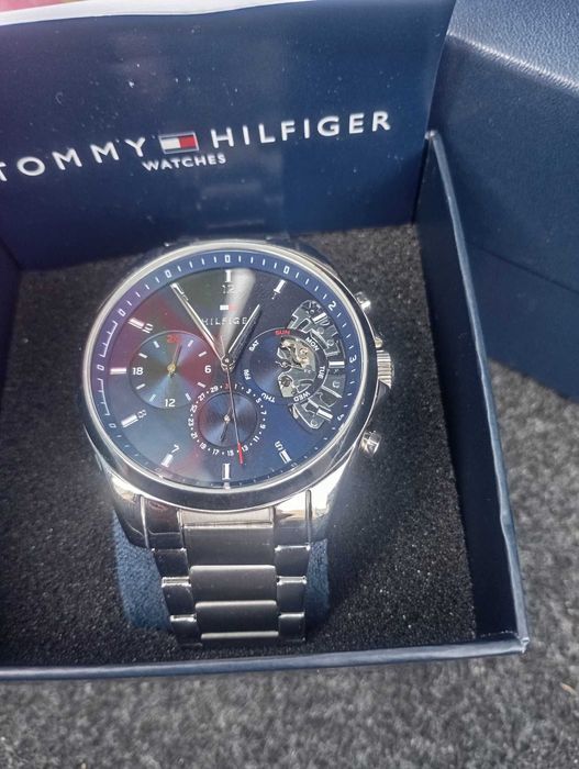 segue para venda: relógio novo da marca Tommy Hilfiger.