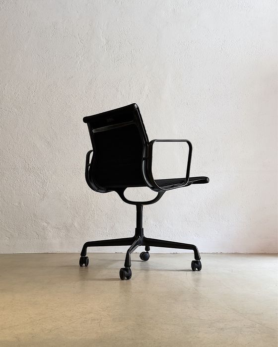 Cadeira Eames EA 108 Vitra