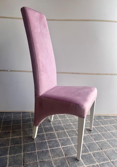 Cadeira em veludo cor de rosa