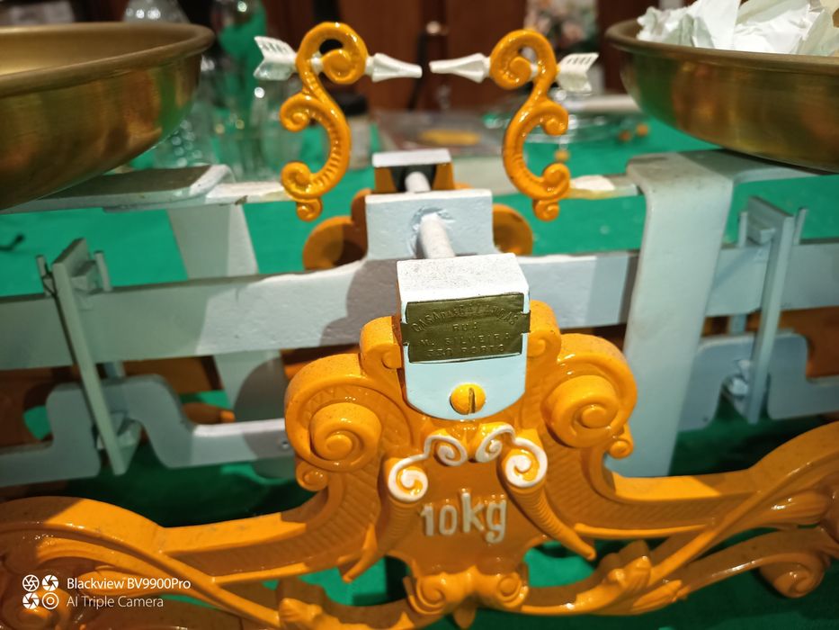 Uma balança lindíssima seja em pintura  como no próprio modelo