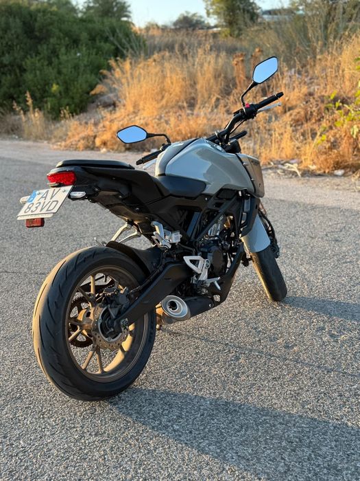 Moto cb125r 2023