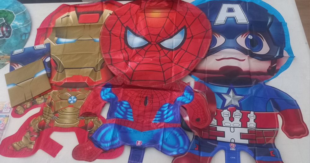 Máscaras, Balões, toalhas dos Vingadores, para festa de aniversário.
