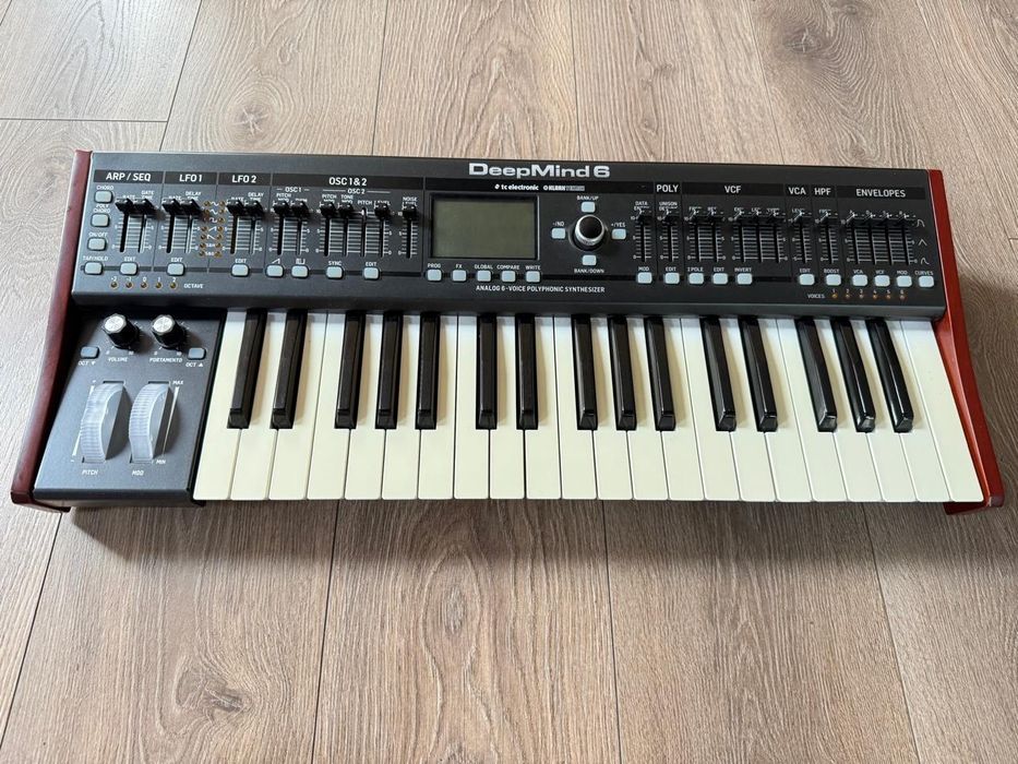 Behringer DeepMind 6 синтезатор