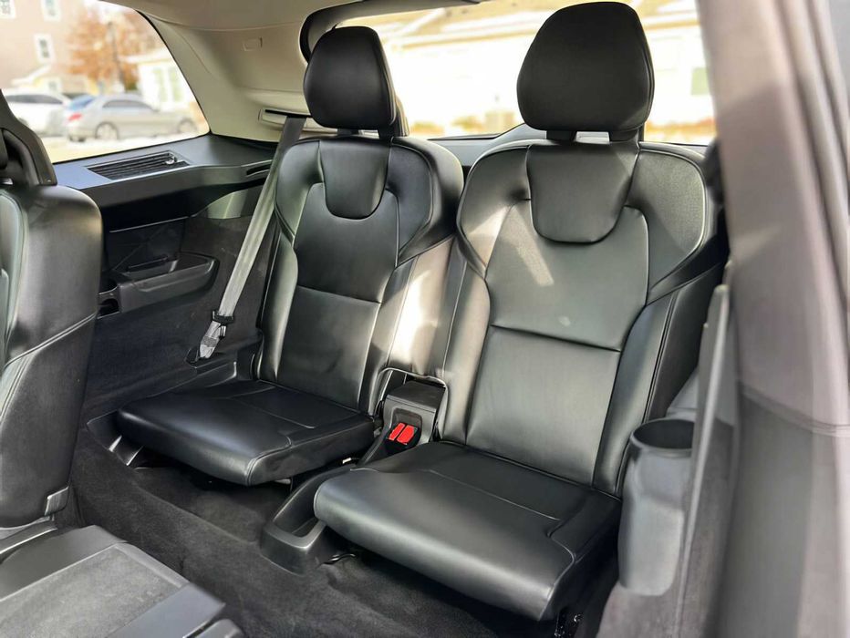 Volvo XC90      2021