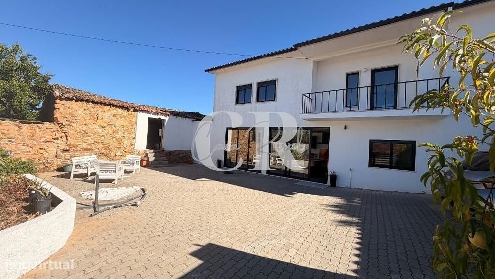 Moradia T3 com anexos, logradouro e terreno