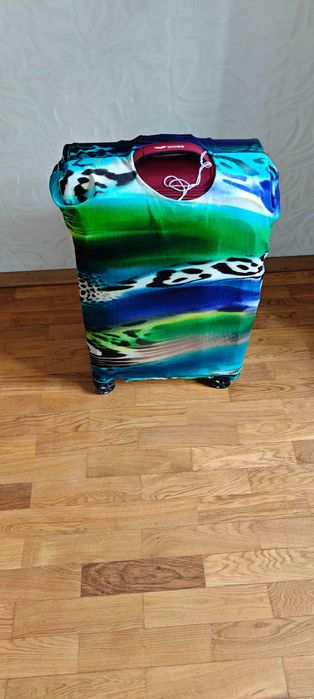 Чохол на валізу яркого кольору