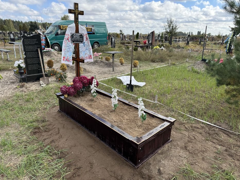 Деревʼяні тимчасові гробниці та хрести на могилу!
