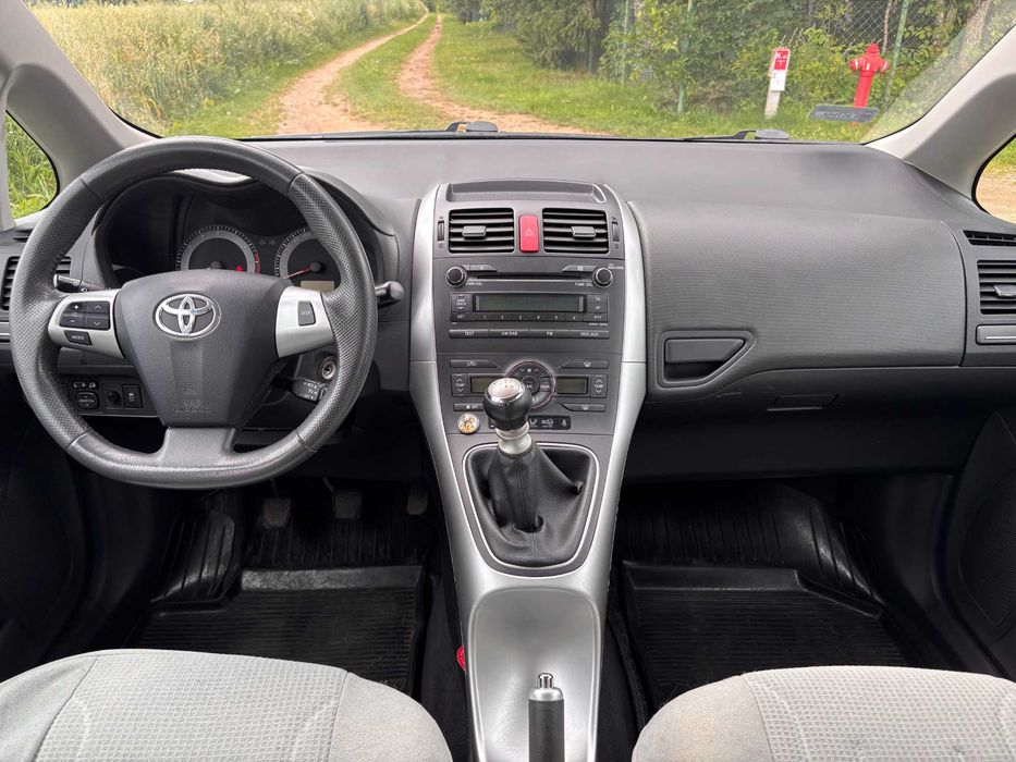 Toyota Auris 1.6 Benzyna 132 KM  2011 r.  Manual 6-biegów