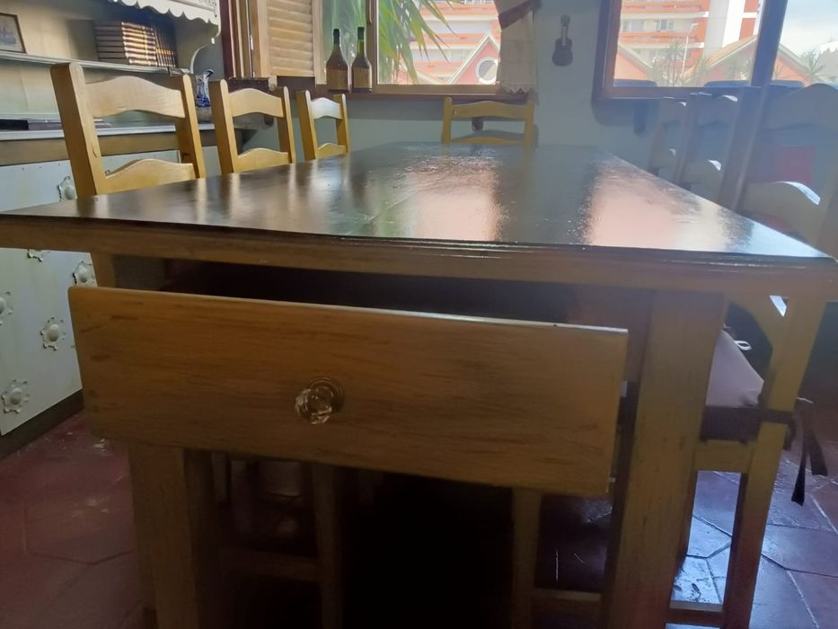 Conjunto rustico de mesa e cadeiras