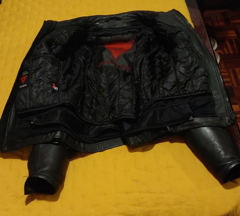 Casaco motard Dainese com proteções rígidas nos ombros e cotovelos.