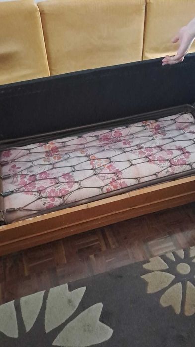 Conjunto de mesas e cadeiras, cristaleira, tapetes, sofá cama