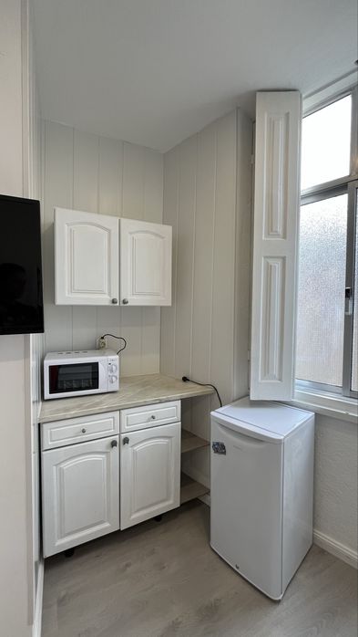 Quarto independente com porta para a rua, mobilado com WC privado, TV e despesas incluídas
