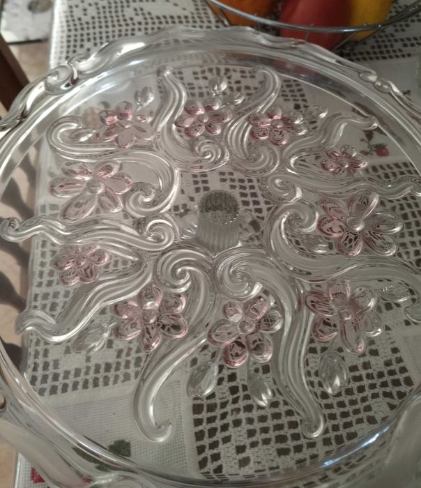 Prato de bolo em vidro com florès