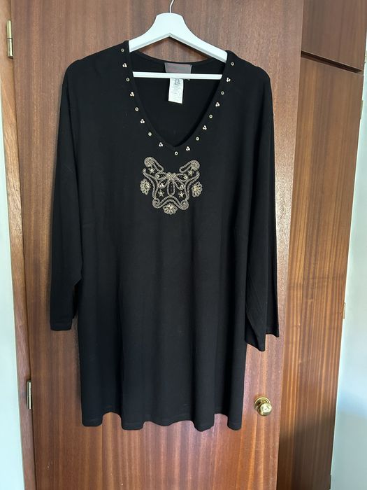 camisola preta com aplicação de missangas