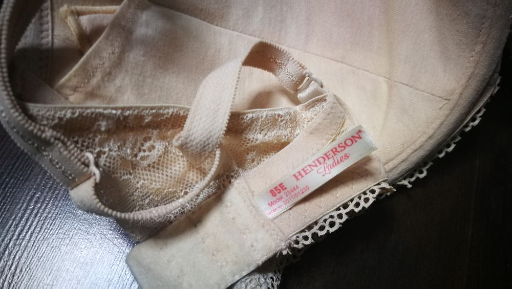 Dwa staniki cieliste 85E