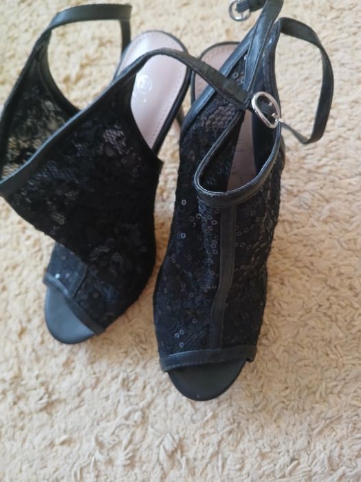 Buty damskie na obcasie.