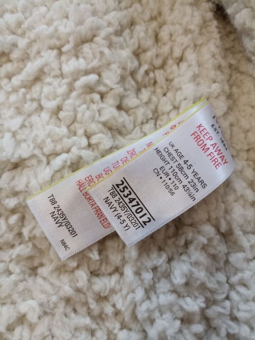 Тепла жилетка приблизно на 3-4 роки