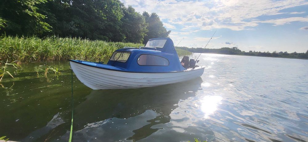 Łodz motorowa, kabina, przyczepa