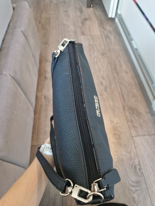 Guess mała czarna torebka na ramię ekoskóra