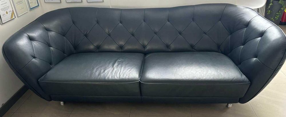 Pilnie sprzedam dużą skórzaną sofę do poczekalni lub salonu.