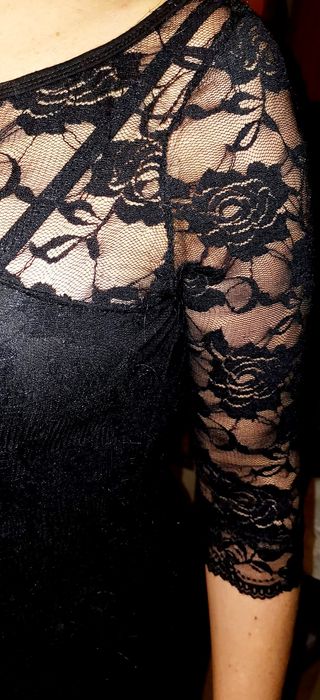 Czarna koronkowa sukienka