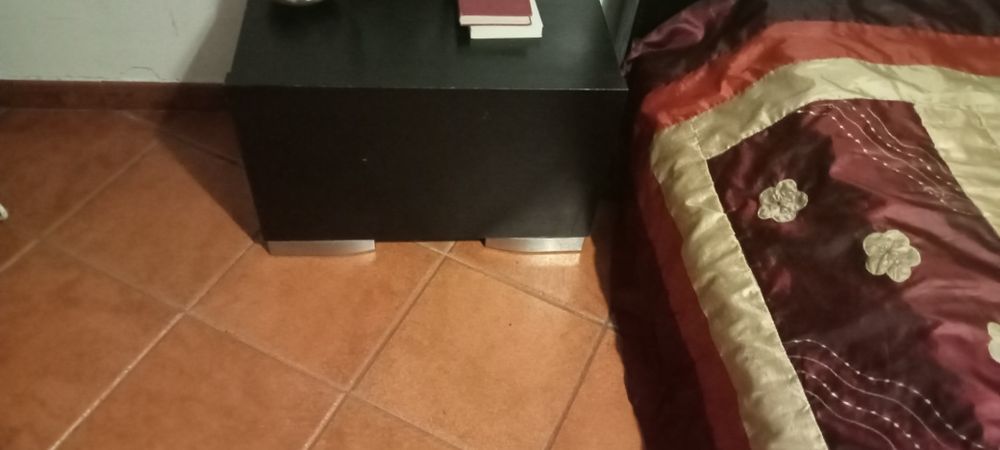 Cama de casal e secretária