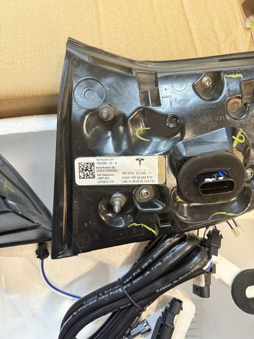 Задні фари Tesla Model 3 2023 | Global (жовті поворотники) | 4 піни