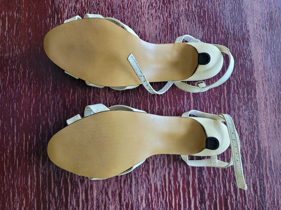 Skórzane buty na obcasie kremowe