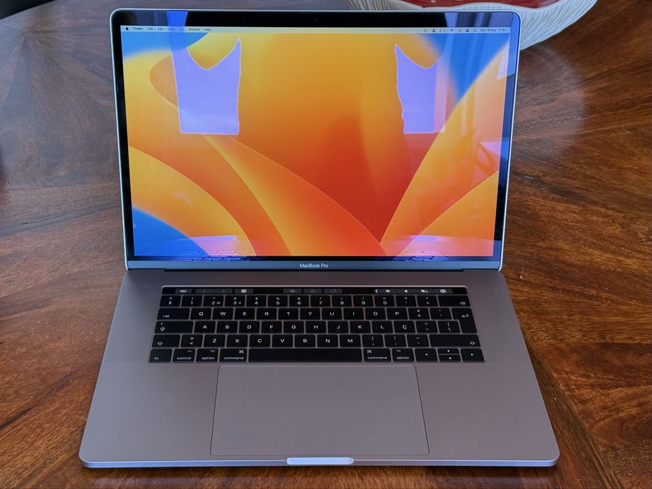 Macbook Pro 15” i7 Quad-core Touchbar 1TB SSD 16GB RAM Radeon Pro 560 Graphics 4GB