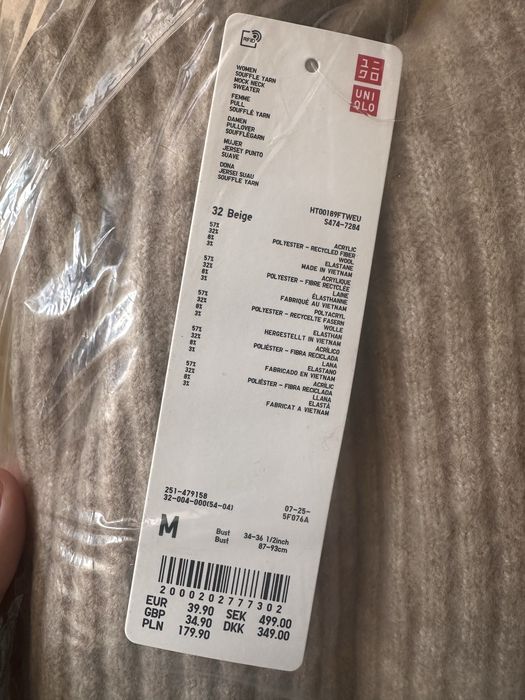 Светри Uniqlo soufflé yarn mock neck jumper та Fluffy V-Neck Sweater
