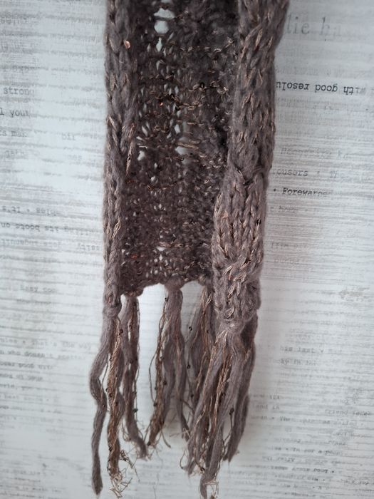 Brązowy długi szalik ze złotą nitką