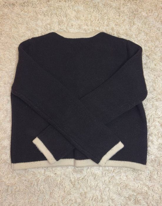 Чорно-білий теплий светр Mango з золотими ґудзиками, розмір L