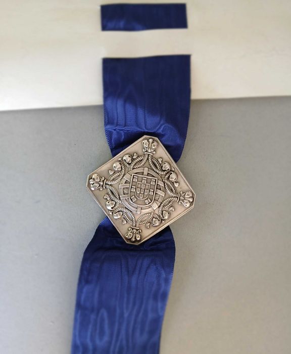 Diploma universitário com selo em prata