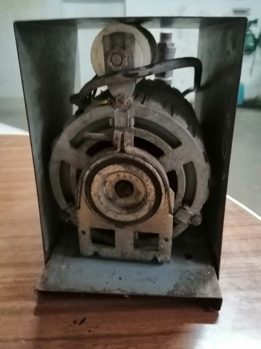 Motor com bomba incorporada para máquina de café.