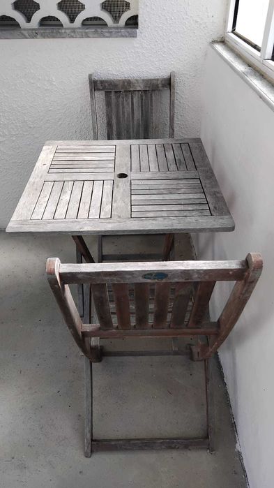 Mesa em madeira e duas cadeira