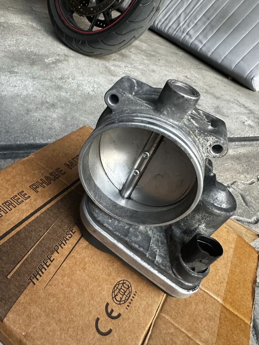 Przepustnica do bmw e60 550i v8