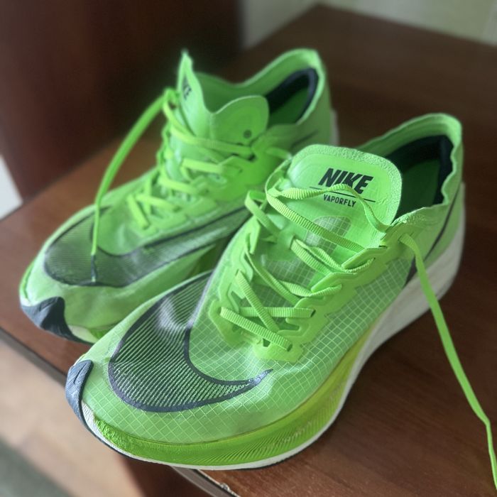 Бігові кросівки