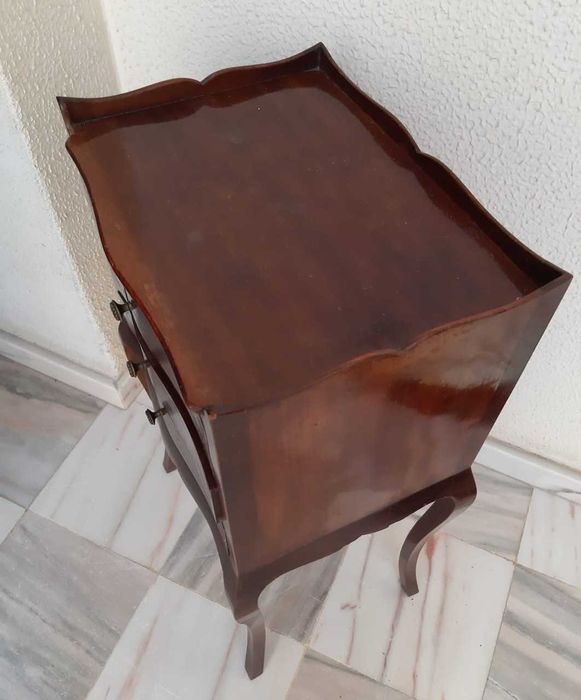 Mesa de cabeceira, apoio sofá estilo Luís XV ou Inglês?