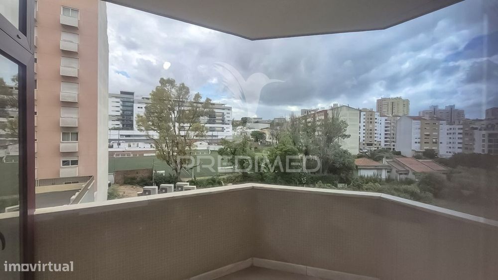 Apartamento T3 totalmente remodelado, situado na prestigiada Estrad...