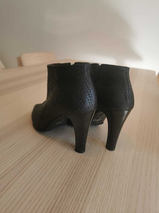 Botins pretas pele de cobra