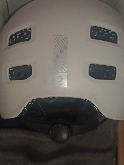 Kask na głowę biały