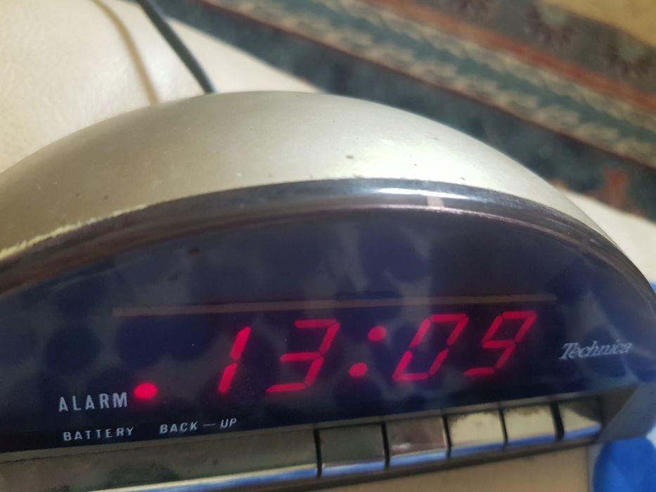 zegarek z wyświetlaczem i budzikiem